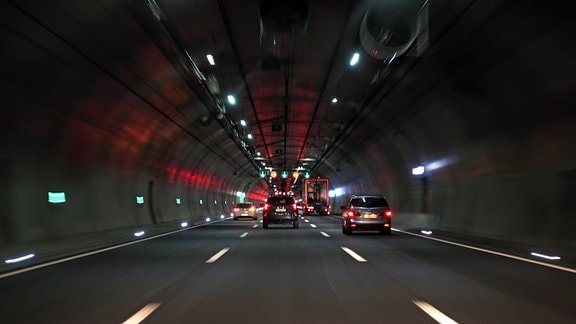 Autos im Tunnel Jagdberg auf der A4