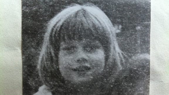 Schwarz-Weiß-Foto eines lächelnden Mädchens