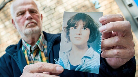 Hans von Möhlmann hält am 20.05.2015 in Hannover (Niedersachsen) ein Foto seiner 1981 ermordeten Tochter Frederike in den Händen.