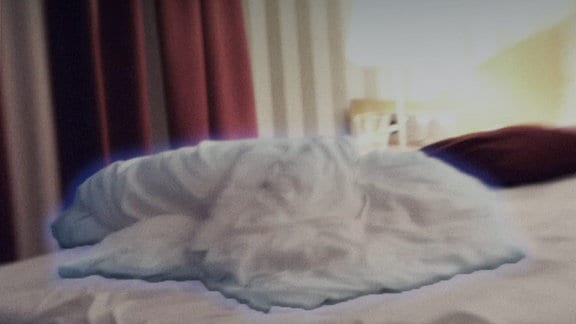 verwaschenes Bild eines Hotelzimmers: Blick auf unordentliches Bett