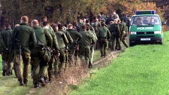 Großeinsatz der Polizei in Großdubrau anlässlich der Suche nach dem flüchtigen Verbrecher Frank Schmökel, 2000