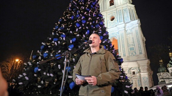 Vitali Klitschko hält eine Rede während der Beleuchtung des Weihnachtsbaums auf dem Sophienplatz in Kiew