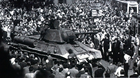 Ein sowjetischer Panzer am 17. Juni 1953 umringt von Menschen auf dem Jenaer Holzmarkt