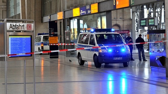 Polizeiwagen mit Blaulicht auf dem Querbahnsteig des Leipziger Hauptbahnhofes
