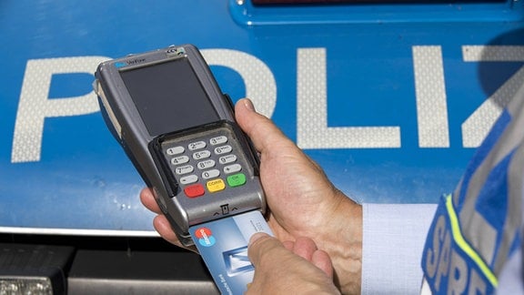 Mobiles EC-Karten Lesegerät zur Bezahlung von Strafmandaten, Knöllchen, bei einer Verkehrskontrolle