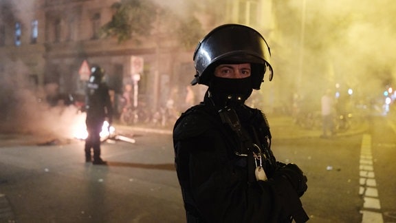 Polizisten auf der Eisenbahnstraße. Bei einer linken Protestaktion gegen die Räumung eines besetzten Hauses kam es im Osten der Stadt zu Ausschreitungen.