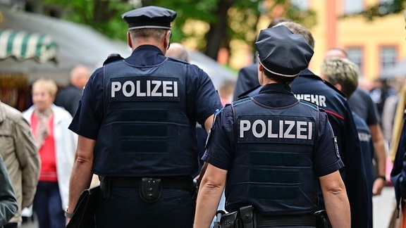 Polizisten gehen über den Weimarer Zwiebelmarkt