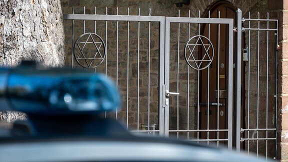 Ein Polizeifahrzeug steht vor einer Synagoge