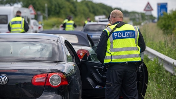 Bundespolizisten überprüfen mehrere Insassen von Fahrzeugen