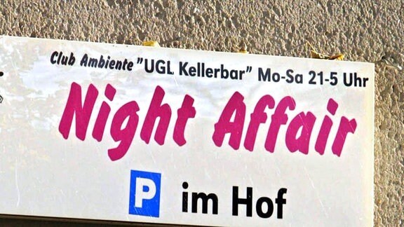 Eine Ampel steht am 11.11.2003 vor dem Dresdner Bordell "Night Affair" an der Dohnaer StraÃe auf Rot. Hier soll Benjamin Tewaag (27), Sohn von TV-Star Uschi Glas, am vergangenen Wochenende (8.11.) in eine Massenschlägerei verwickelt gewesen sein. Gegen ihn wird laut Zeitungsberichten in Dresden wegen Verdachts der Körperverletzung ermittelt. Den Berichten zufolge hatte der 27-Jährige zusammen mit mehreren Freunden das Etablissement besucht. Ein Gast sei bei der Schlägerei verletzt worden. Der Hintergrund der Auseinandersetzung war zunächst unklar.