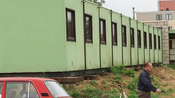 Eine ganz bersondere Dienstleistung soll ab Oktober 1993 in diesem Wohncontainern in der Löbtauer StraÃe in Dresden angeboten werden - hier wird das erste offizielle Freudenhaus der Elbestadt eröffnet. Die Wohnzellen dienten vor fünf Jahren schwedischen Bauarbeitern beim Aufbau des Hilton-Hotels (damals Dresdner Hof) als Unterkunft. Bislang müssen sich die Kunden käuflicher Liebe mit wenig komfortabelen Behausungen "auf Zeit" an der Autobahn zurfrieden geben. 