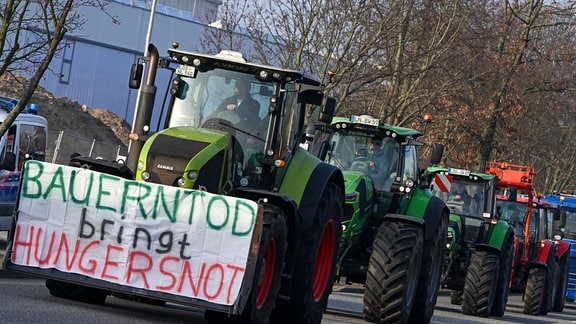 Ein Traktor-Konvoi fährt zu einer Protestkundgebung
