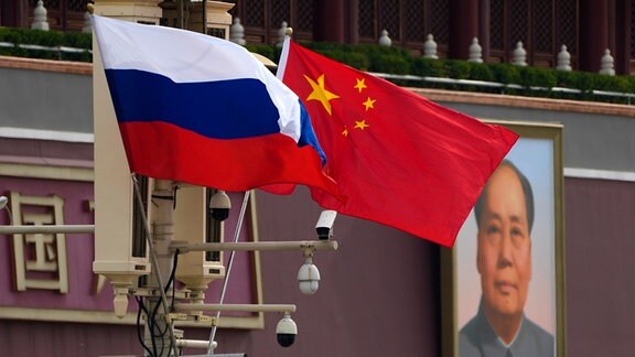 Eine russische und eine chinesische Nationalflagge wehen am Tiananmen-Tor zu Ehren des Besuchs des russischen Präsidenten Putin. 