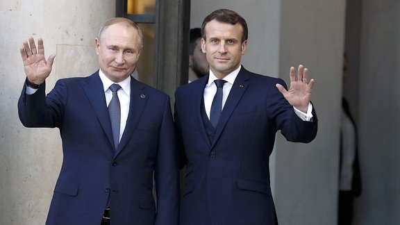 Der französische Präsident Emmanuel Macron begrüßt den russischen Präsidenten Wladimir Putin bei seiner Ankunft im Präsidentenpalast Elysee