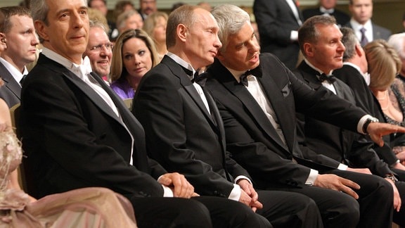 Stanislaw Tillich, Wladimir Putin sowie Theaterchef Hans-Joachim Frey beim 4. SemperOpernball in der Semperoper in Dresden.
