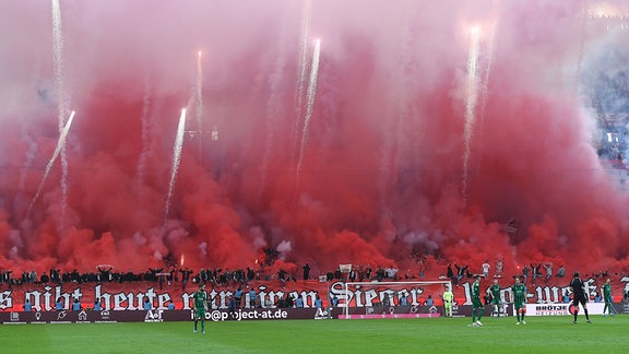 Pyrotechnik im Stadion.