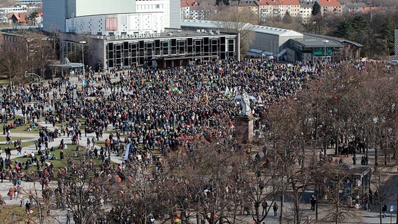 Bei einer Querdenken-Demonstration in Kassel kam es zu Ausschreitungen und Auseinandersetzungen zwischen Demonstranten und Polizei