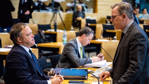 Ministerpräsident Bodo Ramelow DIE LINKE im Gespräch mit Dr. Mario Voigt CDU in der 94. Plenarsitzung des Thüringer Landtags am 10. November 2022.