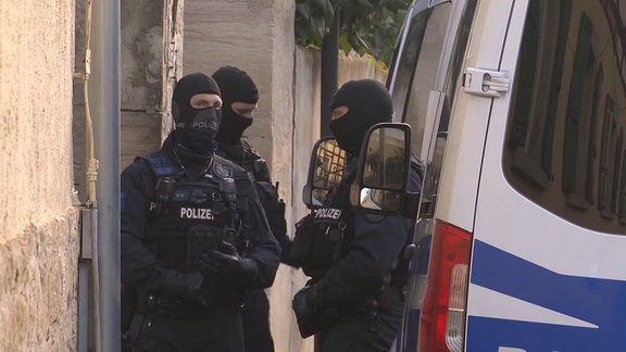 Maskierte Polizisten bei Razzia gegen rechtsextreme Gruppe "Artgemeinschaft"