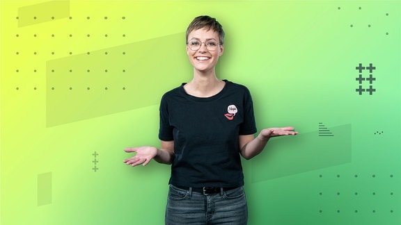 Friederike Schicht moderiert den YouTube-Nachrichtenrückblick recap. Sie steht vor einem grünen Hintergrund und lächelt in die Kamera.