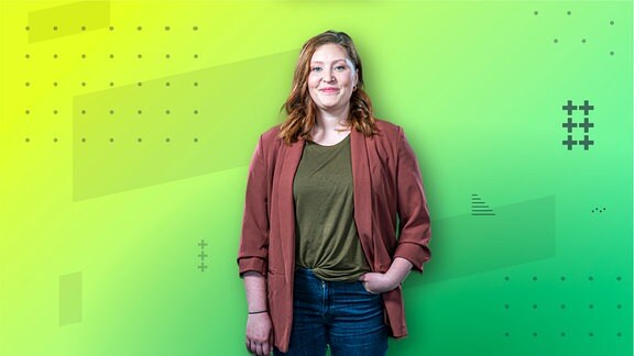 Sarah Bötscher moderiert den YouTube-Nachrichtenrückblick recap. Sie steht vor einem grünen Hintergrund und lächelt in die Kamera.