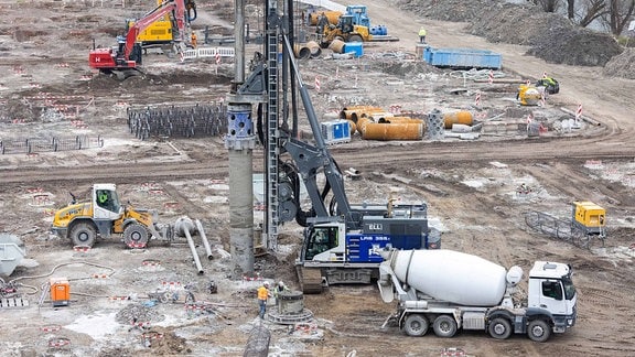 Pfahlbohrgeräte bohren Löcher für das Fundament eines Rechenzentrums