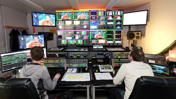 Blick in einen Regieraum des National Broadcast Centre (NBC)