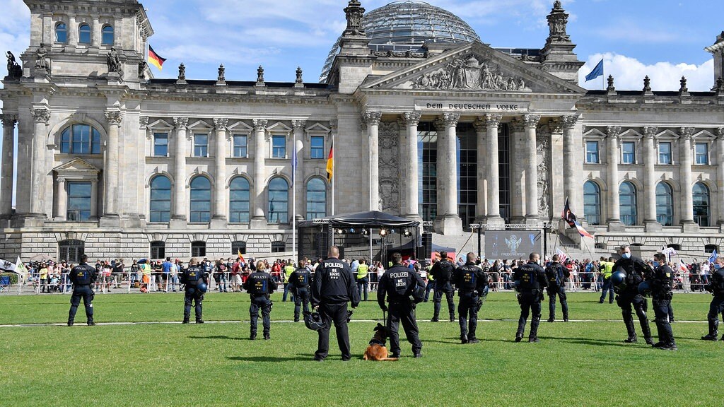 Berlin Erfurt Thuringer Politiker Reagieren Auf Vorfall Am Berliner Reichstagsgebaude Mdr De