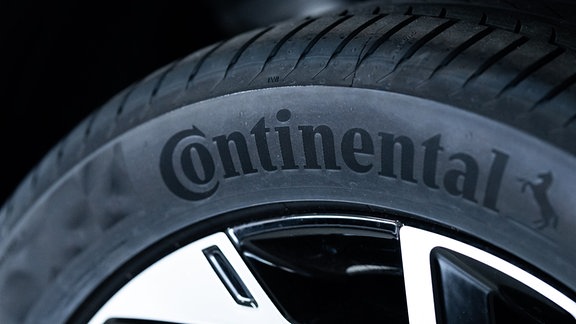 Das Logo des Reifenherstellers Continental ist auf einem Reifen zu sehen.