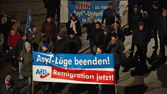 Teilnehmer einer Demonstration der rechtsextremistischen Bewegung Pegida