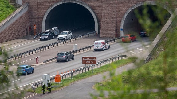 Zwei Feuerwehrleute überwachen 2014 auf der Autobahn A71 vor dem Rennsteigtunnel den Verkehr.