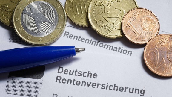 Das Logo der Deutschen Rentenversicherung ist auf Unterlagen zu Renteninformationen zu sehen.