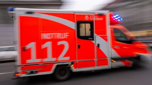 Ein Rettungswagen der Berliner Feuerwehr fährt mit Blaulicht zum Einsatz. 