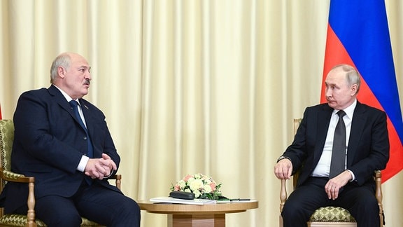 Wladimir Putin (r), Präsident von Russland, und Alexander Lukaschenko, Präsident von Belarus