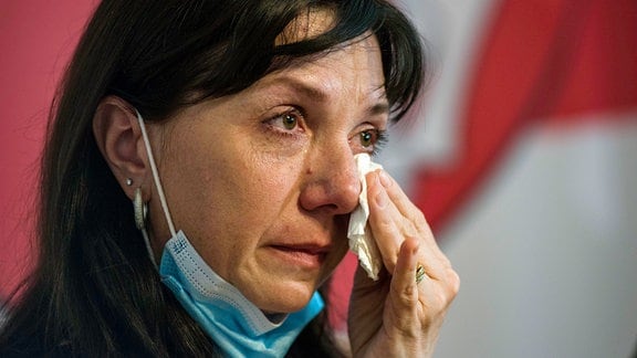 Natalia Protassewitsch, Mutter des inhaftierten Regierungskritikers Roman Protassewitsch, weint bei einer Pressekonferenz in Warschau.