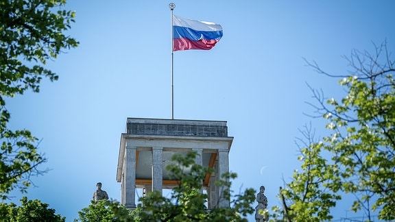 Die Flagge Russlands weht über der russischen Botschaft. 
