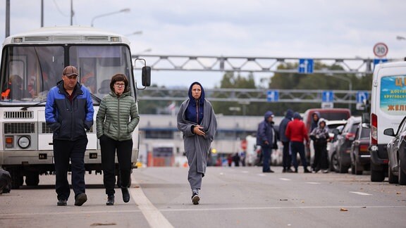 Menschen am Kontrollpunkt Burachki an der russisch-lettischen Grenze