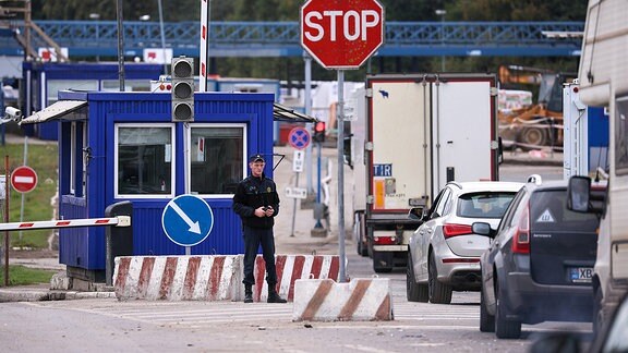 Fahrzeuge am Kontrollpunkt Burachki an der russisch-lettischen Grenze