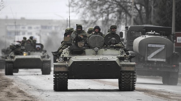 Russische Truppen stoßen am 26. Februar 2022 im Norden der Krim in Richtung Ukraine vor