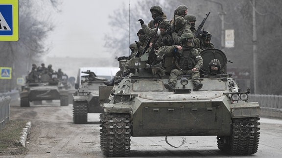 Russische Truppen auf Panzerfahrzeugen bei Armyansk im Norden der Krim