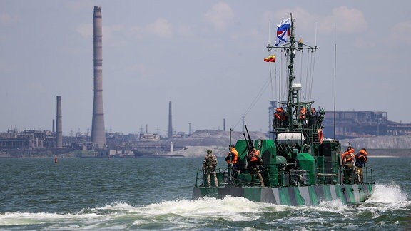 Russisches Schiff in der Nähe von Mariupol im Asowschen Meer