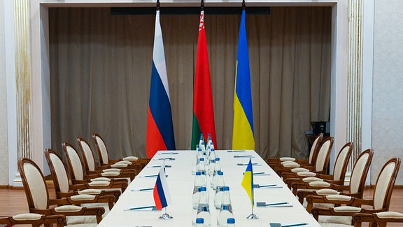 Am Ort der bevorstehenden russisch-ukrainischen Gespräche sind russische, belarussische und ukrainische Flaggen zu sehen.