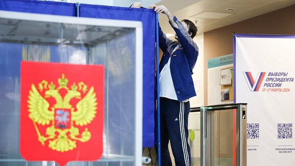 Vorbereitungen für die russischen Präsidentschaftswahlen 2024 in einem Wahllokal