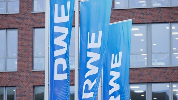 Flaggen wehen vor der Konzernzentrale vom Energiekonzern RWE vor Beginn der Bilanzpressekonferenz.