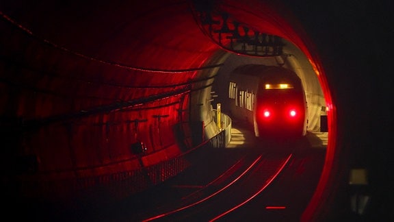 Eine S-Bahn fährt in den City-Tunnel am Hauptbahnhof Leipzig ein
