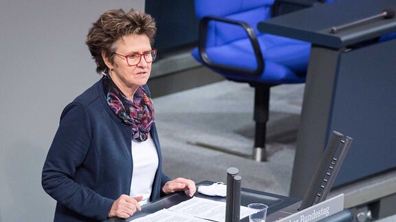 Sabine Zimmermann DIE LINKE während der Sitzung des deutschen Bundestags.