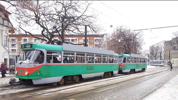 Eine Tatra-Straßenbahn in Magdeburg.