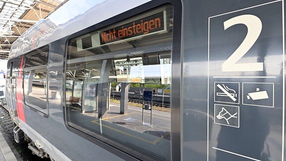 "Nicht einsteigen" steht an einem Zug des Bahnunternehmens Abellio im Erfurter Hauptbahnhof.