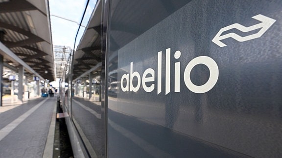 Ein Zug des Bahnunternehmens Abellio steht im Erfurter Hauptbahnhof
