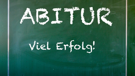 Wandtafel mit Aufschrift "ABITUR Viel Erfolg".